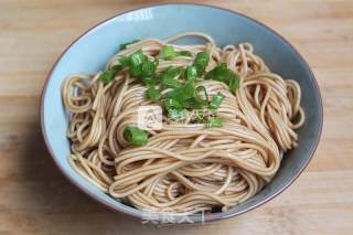 不用油烟也美味——葱油拌面的做法步骤：11
