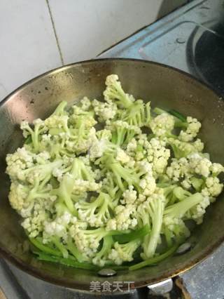 虾仁鸡蛋炒花菜的做法步骤：7