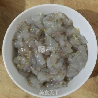 香菇青菜虾肉水饺的做法步骤：1