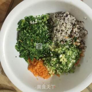 香菇青菜虾肉水饺的做法步骤：3