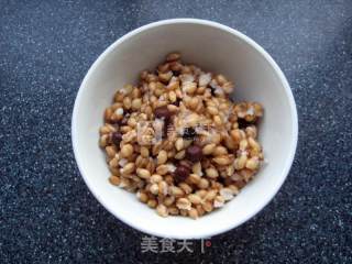 青稞香肠饭—有肉有菜有粗粮 30分钟搞掂早餐的做法步骤：2