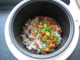 青稞香肠饭—有肉有菜有粗粮 30分钟搞掂早餐的做法步骤：10