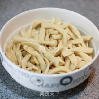 圆滚滚的面条--双椒肉丝空心面的做法步骤：6