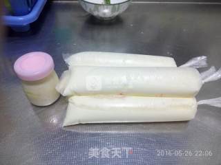 自制老酸奶（面包机版）的做法步骤：1
