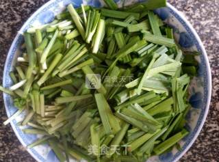 韭菜炒干肠的做法步骤：3
