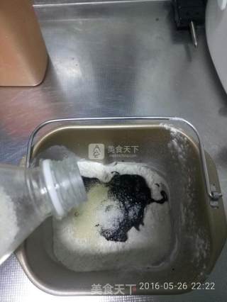 粗粮馒头-黑芝麻双色馒头的做法步骤：4