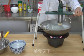 饸饹面的做法“图解”玉米面饸饹的做法步骤：7