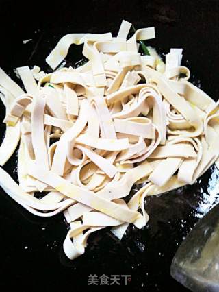 韭菜炒千张的做法步骤：3