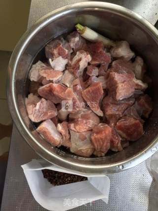 红烧牛肉面（就是面条脑袋，爱吃面到极致）的做法步骤：2