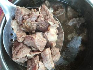 红烧牛肉面（就是面条脑袋，爱吃面到极致）的做法步骤：3