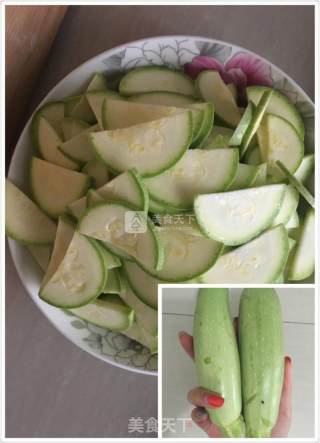 醋溜西葫芦的做法步骤：1