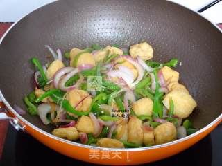 洋葱青椒焖豆腐的做法步骤：7