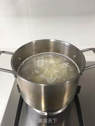【豌豆肉末炒面】的做法步骤：2