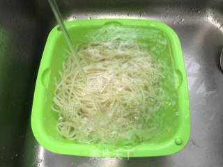 【豌豆肉末炒面】的做法步骤：3