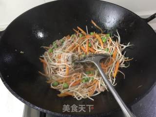 【豌豆肉末炒面】的做法步骤：9
