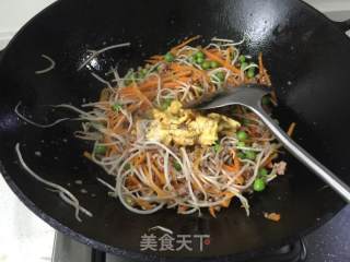 【豌豆肉末炒面】的做法步骤：10