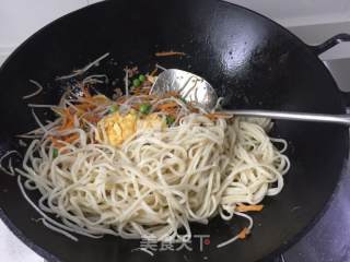 【豌豆肉末炒面】的做法步骤：11