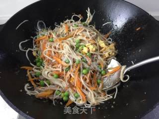 【豌豆肉末炒面】的做法步骤：12