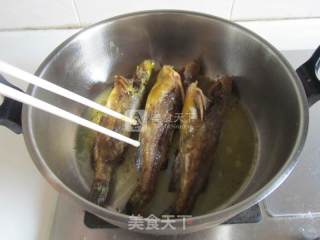 黄骨鱼焖豆米的做法步骤：4