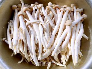彩椒恋上茶树菇的做法步骤：1
