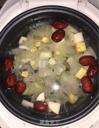 红枣银耳雪梨莲子羹的做法步骤：2