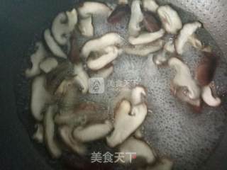 香菇炒白菜的做法步骤：3