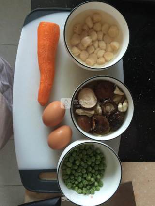 什锦海鲜炒饭的做法步骤：1