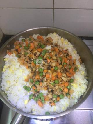 什锦海鲜炒饭的做法步骤：11
