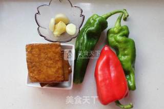 双椒香干的做法步骤：1