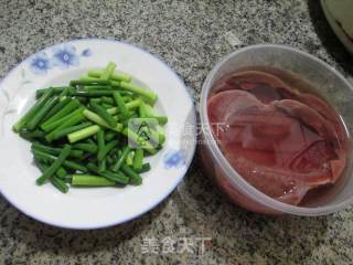 蒜薹炒猪腰的做法步骤：1