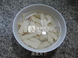 虾皮千张煮长瓜的做法步骤：5