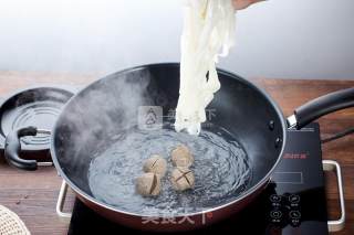 鑫潮牛牛肉丸粿条汤的做法步骤：3