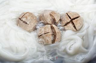 鑫潮牛牛肉丸粿条汤的做法步骤：4