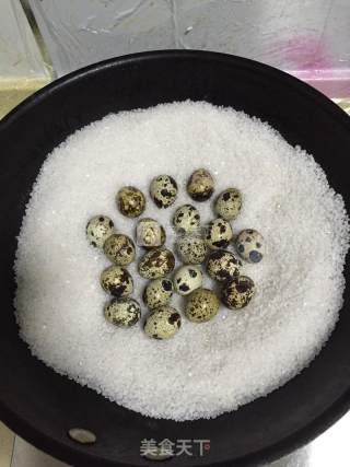 盐焗鹌鹑蛋的做法步骤：2