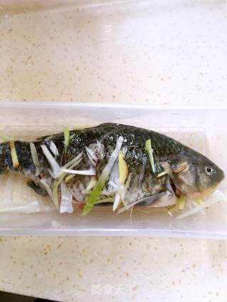 豆腐炖鲫鱼的做法步骤：1
