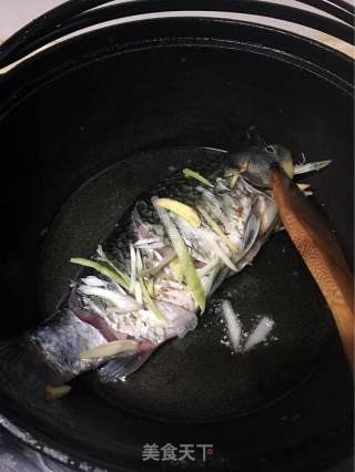 豆腐炖鲫鱼的做法步骤：2