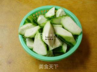 瑶柱丝瓜汤的做法步骤：3