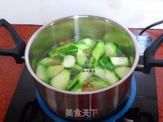瑶柱丝瓜汤的做法步骤：5