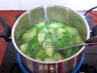 瑶柱丝瓜汤的做法步骤：6