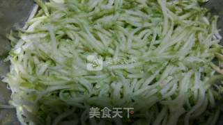 西葫芦煎饼的做法步骤：1