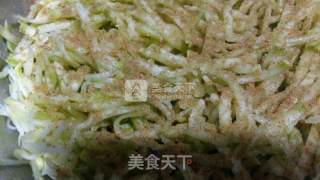 西葫芦煎饼的做法步骤：2