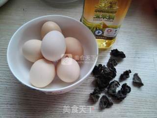 黑木耳炒鸡蛋的做法步骤：1