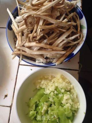 皱皮椒炒茶树菇的做法步骤：1