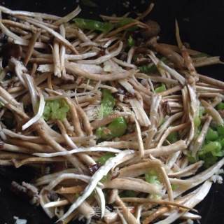 皱皮椒炒茶树菇的做法步骤：2