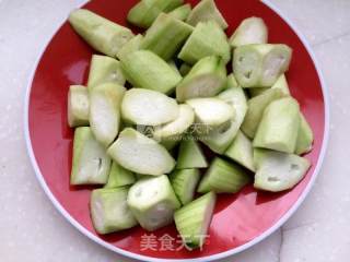 丝瓜炒油条的做法步骤：2