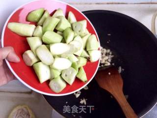 丝瓜炒油条的做法步骤：6