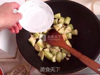 丝瓜炒油条的做法步骤：7