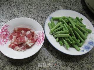 咸肉炒梅豆的做法步骤：1