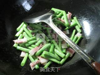 咸肉炒梅豆的做法步骤：3