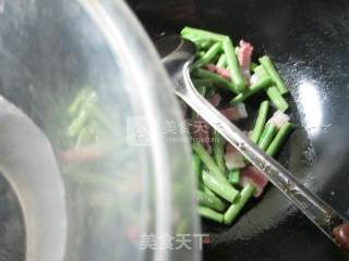 咸肉炒梅豆的做法步骤：4